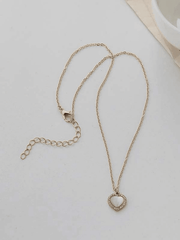 Halskette mit Herzanhänger und Strassrand