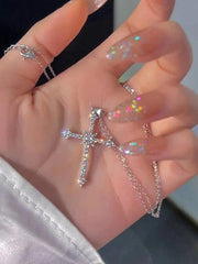 Collar con colgante de cruz de diamantes de imitación