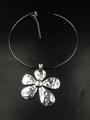 Collar con colgante de flor grande de plata