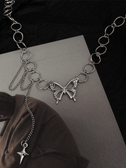 Gargantilla decorada con estrellas y mariposas