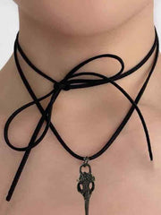 Chokerhalskette mit Totenkopf-Anhänger und Schnürung aus Samt