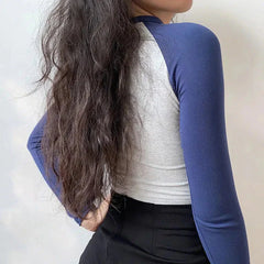 Crop-Top mit kontrastierenden Ärmeln im College-Stil