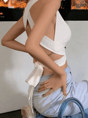 Rückenfreies, kurzes Tanktop mit überkreuztem Saum