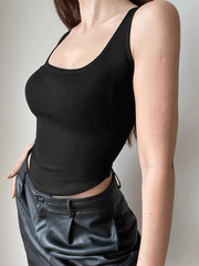 Kurzes Tanktop mit kurvigem Saum