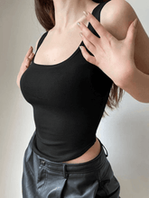 Kurzes Tanktop mit kurvigem Saum