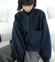 Dark Academia – Strickjacke mit Knopfleiste und Taschen