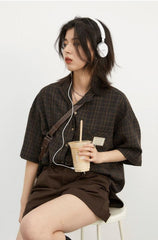 Dark Academia – Kariertes Hemd mit V-Ausschnitt