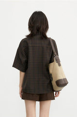 Dark Academia – Kariertes Hemd mit V-Ausschnitt