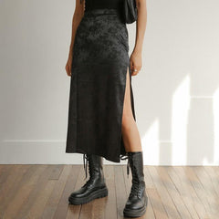 Dunkler Midirock mit seitlichem Schlitz und Blumenmuster