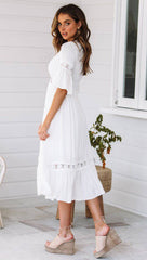Kleid mit tiefem V-Ausschnitt und Spitzenbesatz für