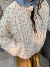 Jacke mit Reißverschluss und kleinem Blumenmuster