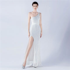 Paillettenbesetztes Abendkleid mit hohem Kragen, One-Shoulder-Schnitt, diagonalem Kragen und hoher Gabel