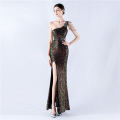 Paillettenbesetztes Abendkleid mit hohem Kragen, One-Shoulder-Schnitt, diagonalem Kragen und hoher Gabel