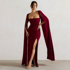 Vestido de cuello cuadrado, manga larga, abertura alta, color liso