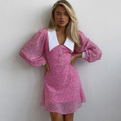 Vestido acampanado de manga larga con cuello de muñeca, elegante y estampado.
