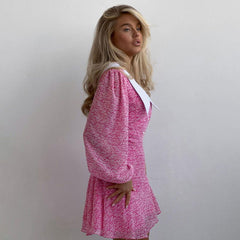 Vestido acampanado de manga larga con cuello de muñeca, elegante y estampado.