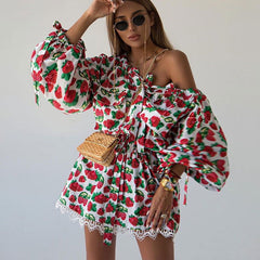 Frühes Erdbeer-Print-Kleid mit taillierter Taille, Schulterpartie, langen Ärmeln und A-Linien-Schnitt
