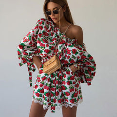 Frühes Erdbeer-Print-Kleid mit taillierter Taille, Schulterpartie, langen Ärmeln und A-Linien-Schnitt
