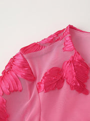 Kleid mit Rundhalsausschnitt, rückenfreiem Cut-out, dreidimensionalem Blumenmuster, langen Ärmeln und offenem Rücken
