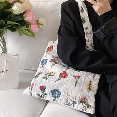 Bolsa de mano con bordado floral