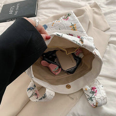 Bolsa de mano con bordado floral