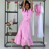 Vestido blanco francés de manga corta con cuello en V y cordones.