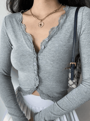 Kurzes Stricktop mit Spitzenbesatz und Knopfleiste vorn