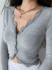 Kurzes Stricktop mit Spitzenbesatz und Knopfleiste vorn