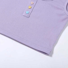 Geripptes Top mit Herzknöpfen