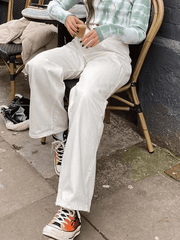 Verwaschene weiße Boyfriendjeans