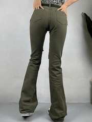 Vaqueros acampanados descoloridos con decoración metálica