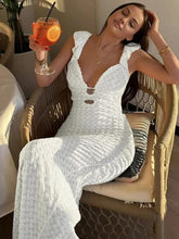 Vestido largo de encaje con escote pronunciado y espalda descubierta