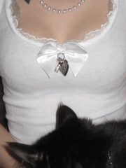 Weißes Tanktop mit Spitzenbesatz und Schleife