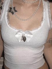 Weißes Tanktop mit Spitzenbesatz und Schleife
