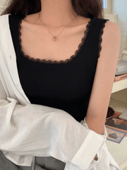 Kurzes Strick-Tanktop mit Spitzenbesatz