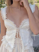 Kurzes Tanktop mit Spitzenbesatz und Rüschen