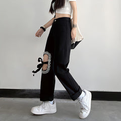 Knielange Jeans mit Schnürung und Waschung