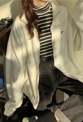 Chaqueta con cremallera y estampado de letras