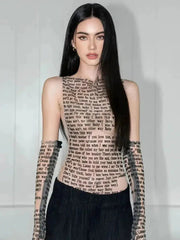 Oberteil mit Buchstaben-Print und Handschuhen