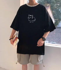 T-Shirt mit liegenden Katzen und überschnittenen Schultern