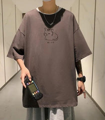 T-Shirt mit liegenden Katzen und überschnittenen Schultern