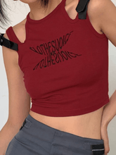 Kurzes Tanktop mit Cut-out und Metallriemen