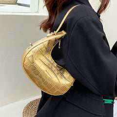 Hobo-Tasche mit metallischer Ästhetik