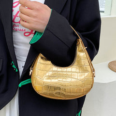 Hobo-Tasche mit metallischer Ästhetik