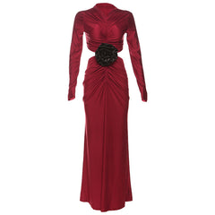 Vestido de manga larga plisado con aberturas y decoración floral digna