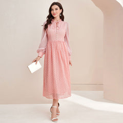 Elegantes Kleid mit Ziernähten an den Ärmeln und hoher Taille