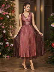 Elegantes Kleid mit tiefem V-Ausschnitt und Taillenband