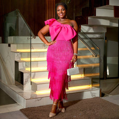 Elegante vestido de fiesta de cóctel con borlas y cuello diagonal y lazo grande en color liso