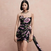 Vestido tubo con bordado tridimensional y diseño de malla