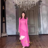 Vestido ajustado con cuello redondo, manga larga y pliegues biselados